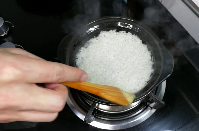 正宗广东星级大厨瘦肉煲仔饭做法,大厨教腊味煲仔饭砂锅家常做法