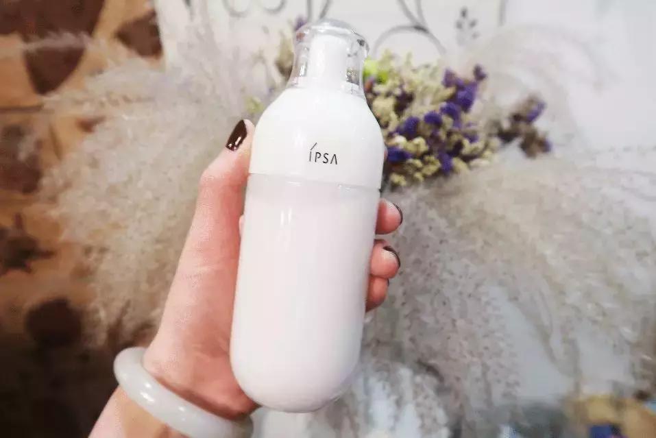 晚上睡觉前涂很多护肤品好吗,晚上必须睡前涂护肤品吗