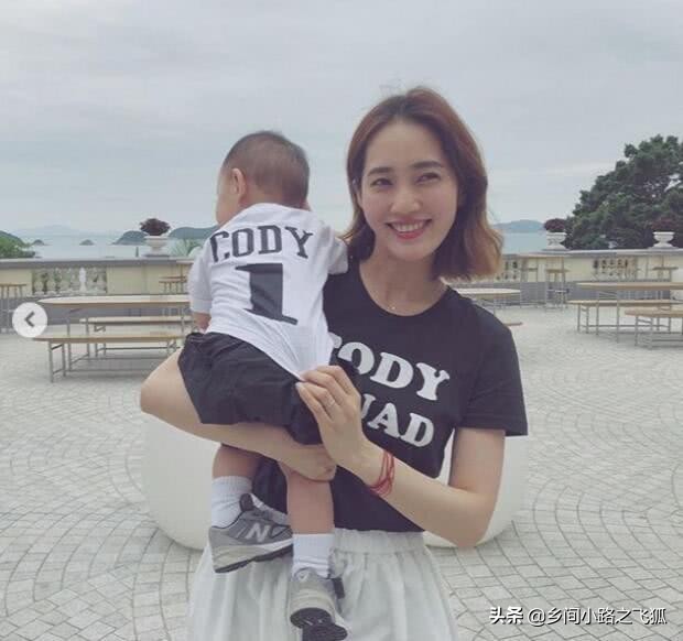 又一奶爸出现？余文乐带儿子Cody踢足球，父子同框超有爱