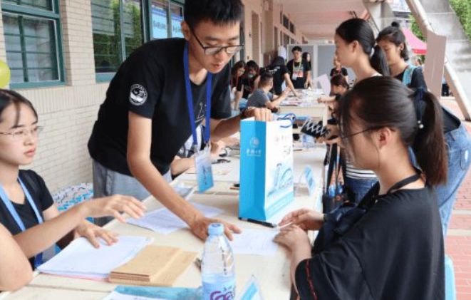 大学新生入学须知攻略,新生入学学长学姐很热情