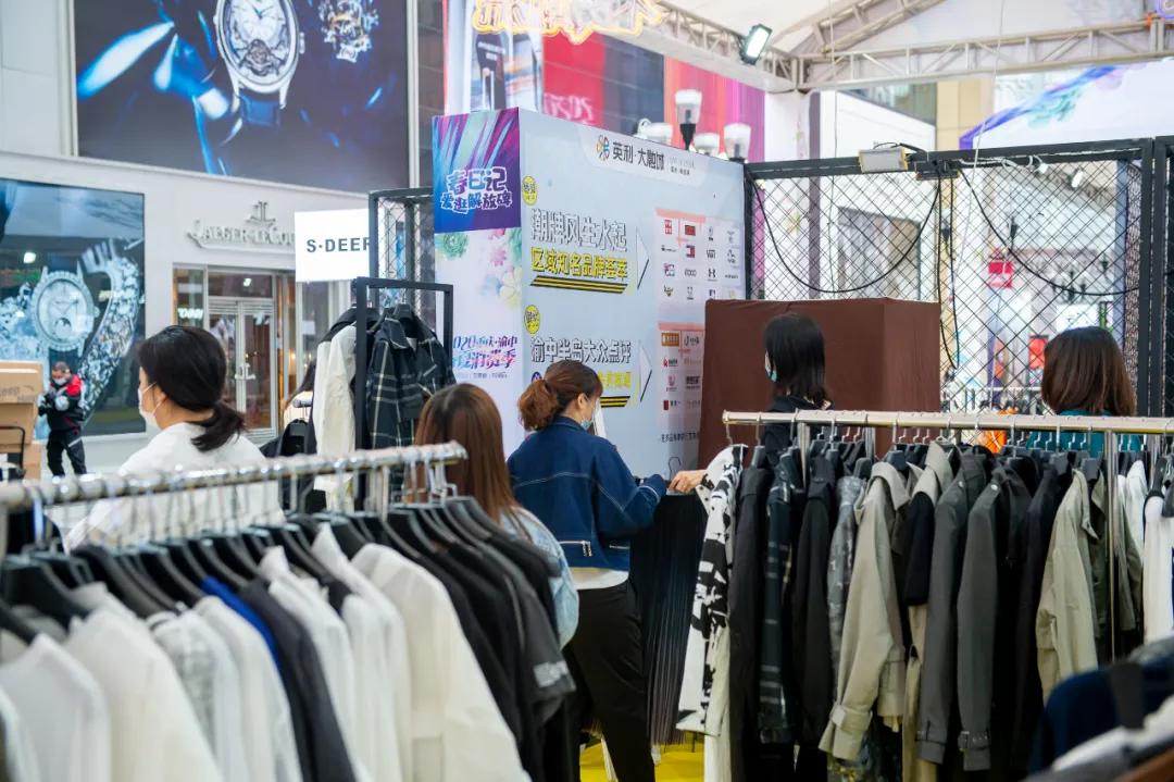 周末逛天府文创集市感受生活美学,周末逛市集看潮雕秀