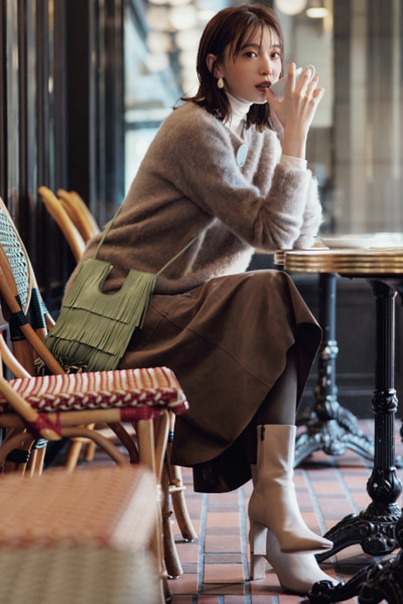 纯欲风牛仔裤短靴搭配,复古蓝紧身牛仔裤搭配马丁靴