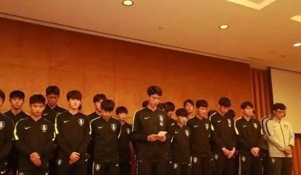 韩国这泡尿既照出这帮腌臜泼才这等欺负人，更照出中国足球的不堪