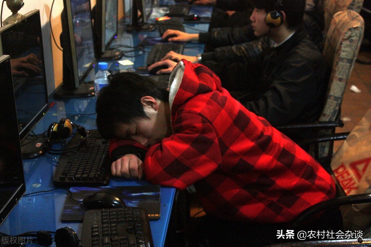 十年网吧大神视频,那些年网吧角落的神秘大神