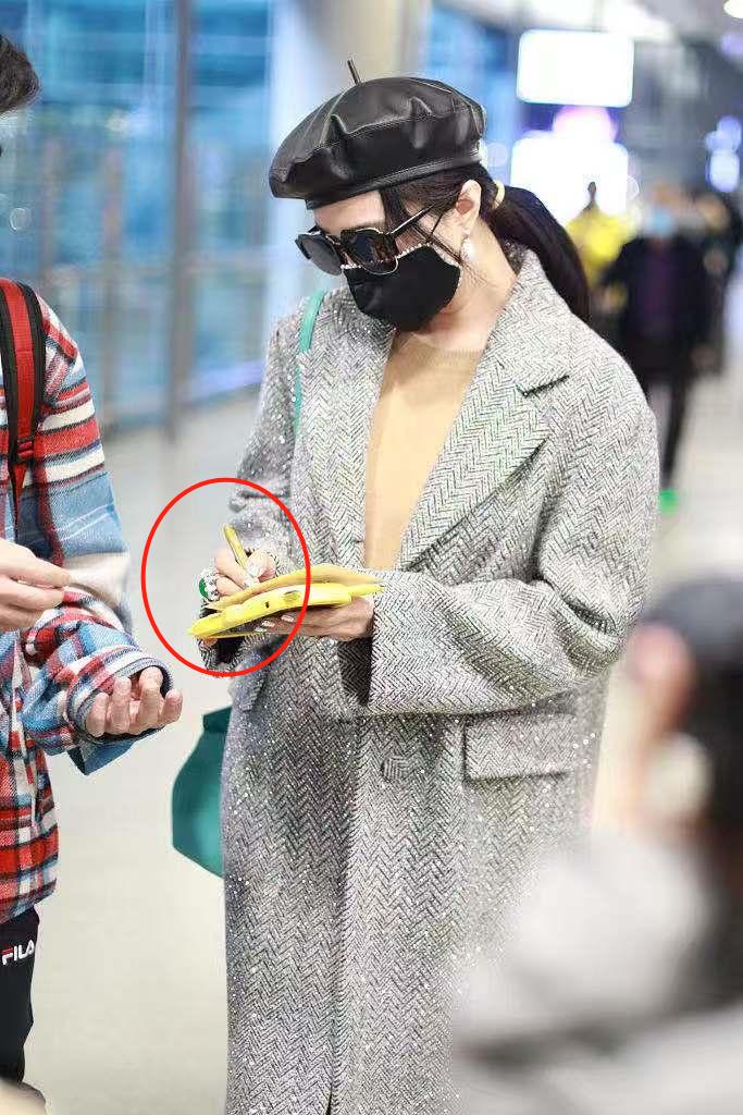 范冰冰最近出席活动照片一身西装,范冰冰一袭绿裙现身机场