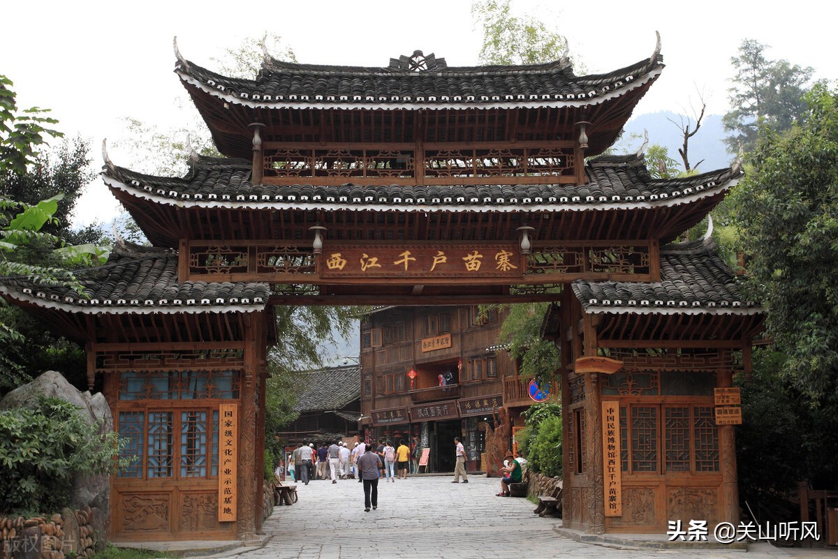 农村门楼为啥不是在左就是在右,农村建房门楼朝向