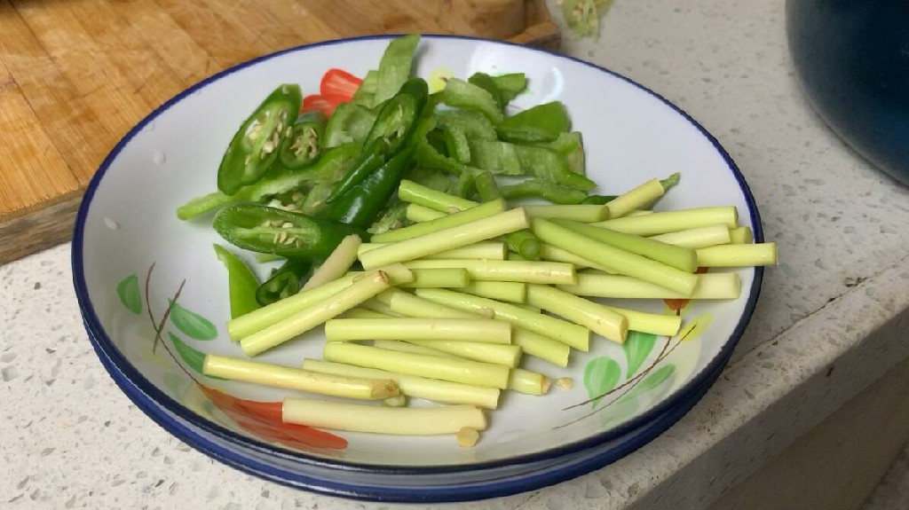 原来炒蒜苔也有诀窍，多加这一步，蒜苔脆嫩爽口又入味
