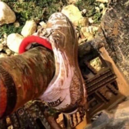 当你的爱靴“惹”上一身臭泥，你的心在滴血吗？