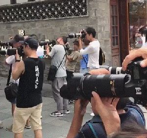 成都春熙路公然售假？FOG敬畏上帝ESSENTIALS合法山寨卖爆了···