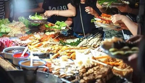 新手摆地摊做什么小吃比较好,摆地摊小吃什么最火最好吃赚钱