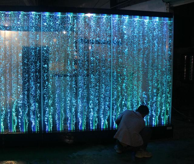 用砖砌出来的电视背景墙效果,砌的像窗户一样的电视墙