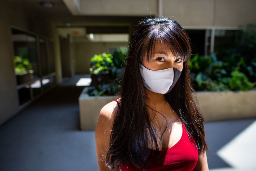 美国亚裔提醒大家坐电梯戴口罩，然后发现电梯被涂上纳粹标和脏话