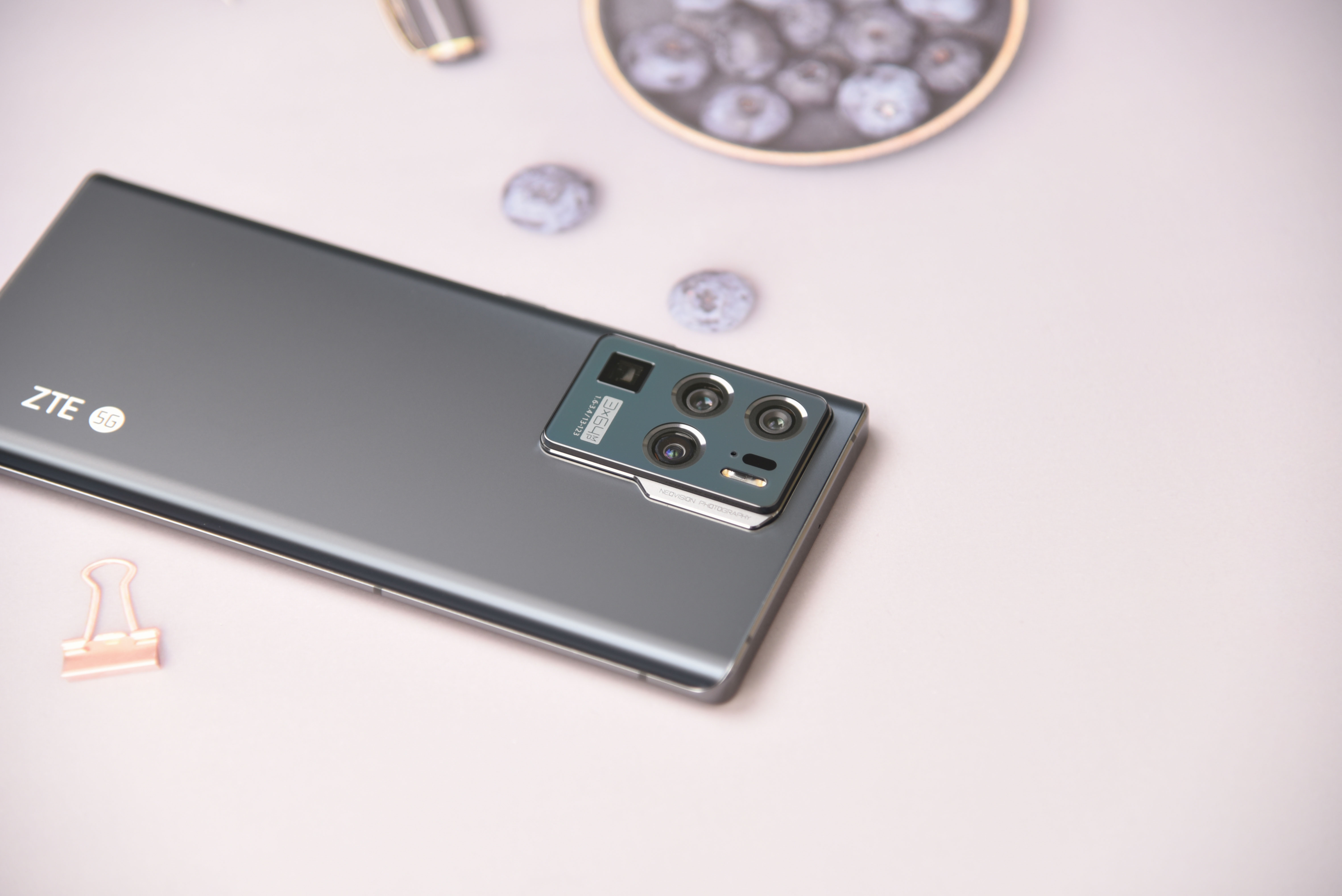 中兴axon30ultra评测屏下摄像头,中兴axon30ultra三千新机能入手吗