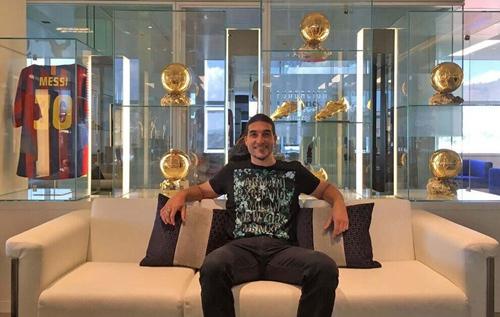 梅西眼界大开,梅西家里奖杯收藏室被对手参观