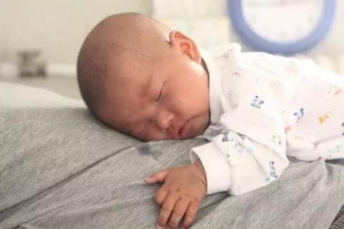 刚出生的宝宝怎么调整睡觉时间,新生宝宝睡不好老是醒是怎么回事