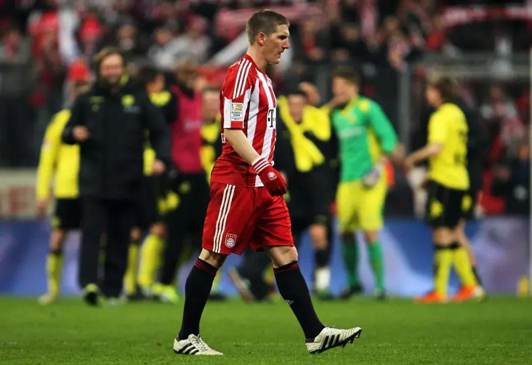 施魏因斯泰格血洒赛场挥手,施魏因斯泰格帅气视频