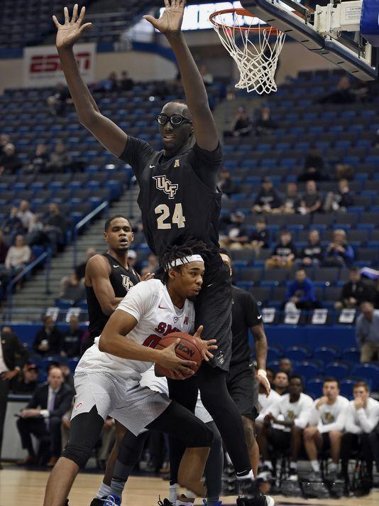 黑人版姚明，臂展2米5，站着轻松扣篮，多次大帽锡安，却最终落选