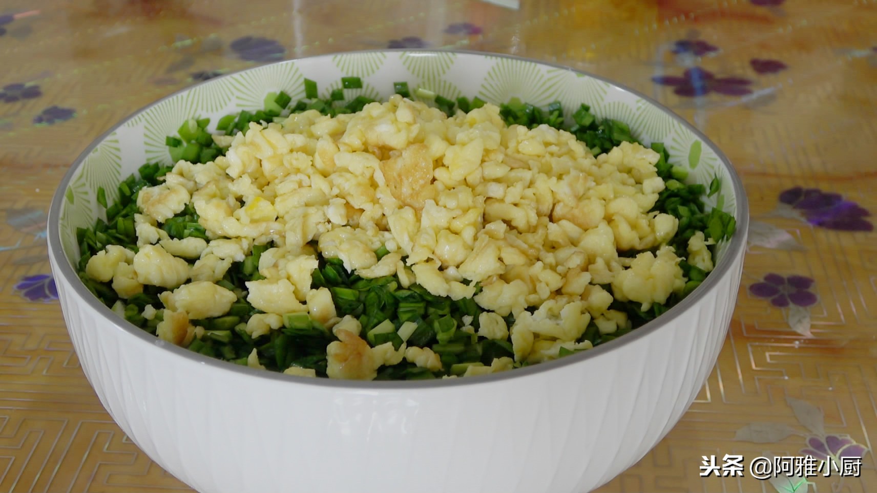 把馅饼做的皮薄如纸，这一步很重要，做法简单，凉了不硬