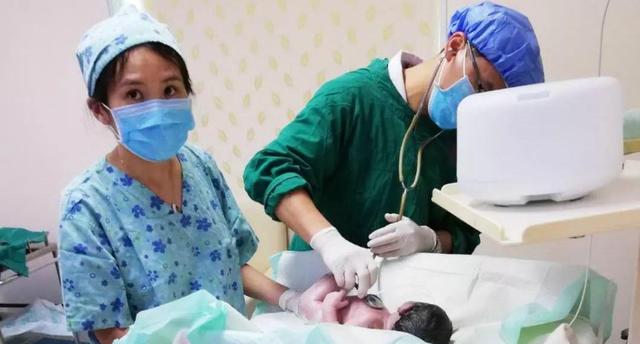 18分钟完成生娃，宝妈炫耀自己体质好，医生泼冷水：想来很后怕