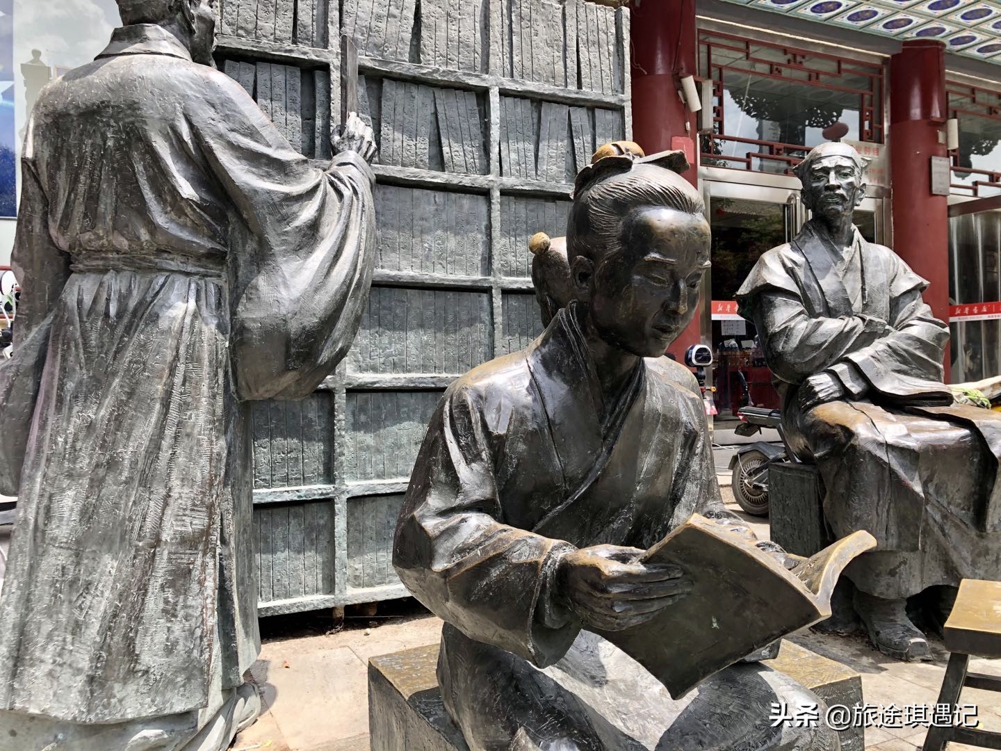 开封真正的千年老街,随着商业化入侵,老书店能否战胜铁板鱿鱼?