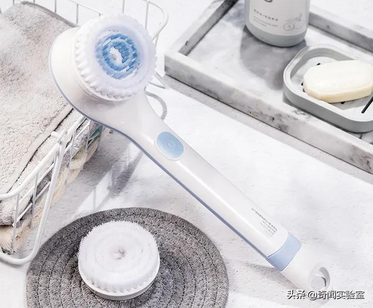 背部搓澡的方法,一个人搓澡怎么搓到后背