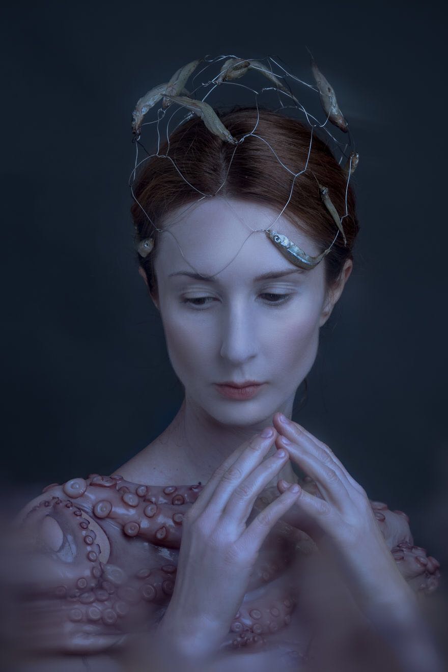 她把鱿鱼、巧克力、番茄粘到身上,拍出一组绝美的自拍写真