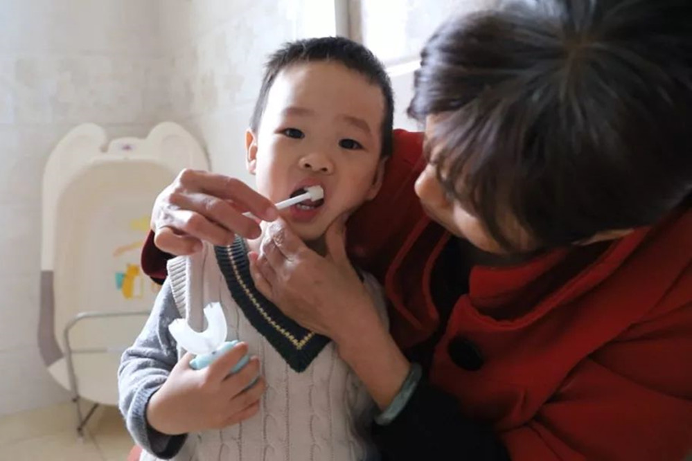 宝宝牙齿腐蚀没了还发黑,宝宝牙齿黄腐蚀