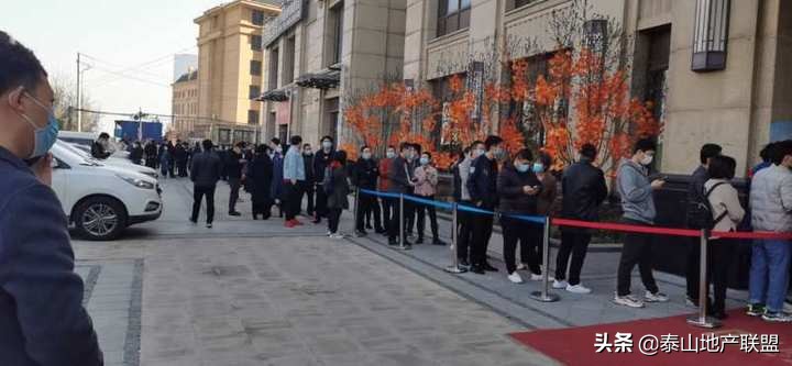 昨天人头攒动，今天大门紧闭，降价千元的融汇爱都售楼处被锁