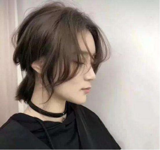 适合颧骨宽脸型的短发,颧骨宽短发发型