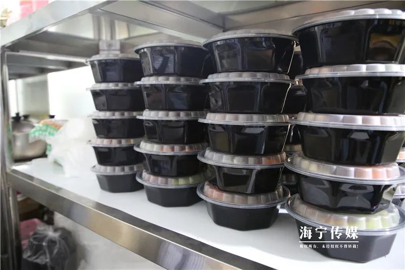 开了宝马卖凉皮,90后小伙创业卖凉皮