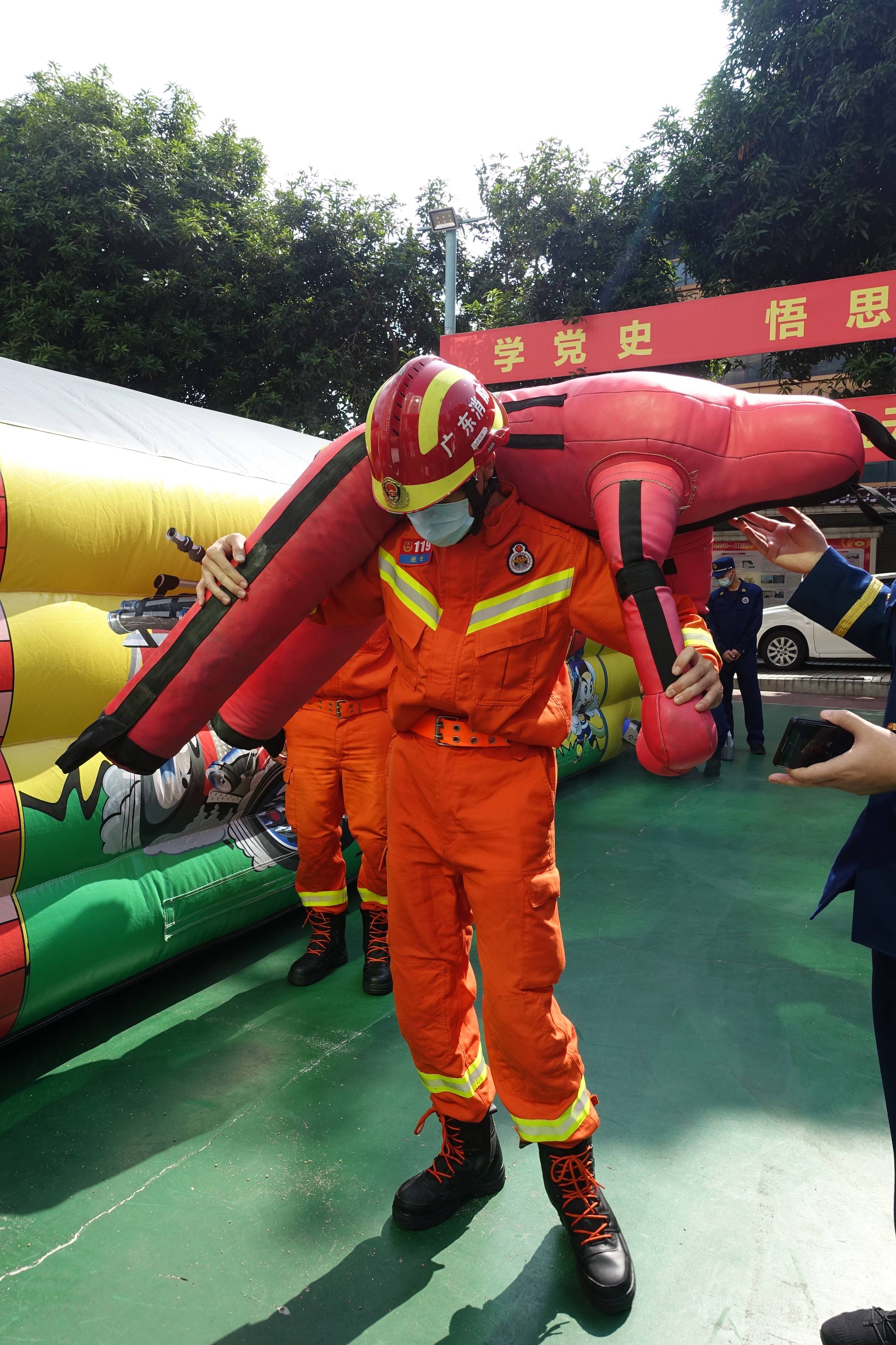 有一个消防蓝朋友是怎样的体验,给你一天时间