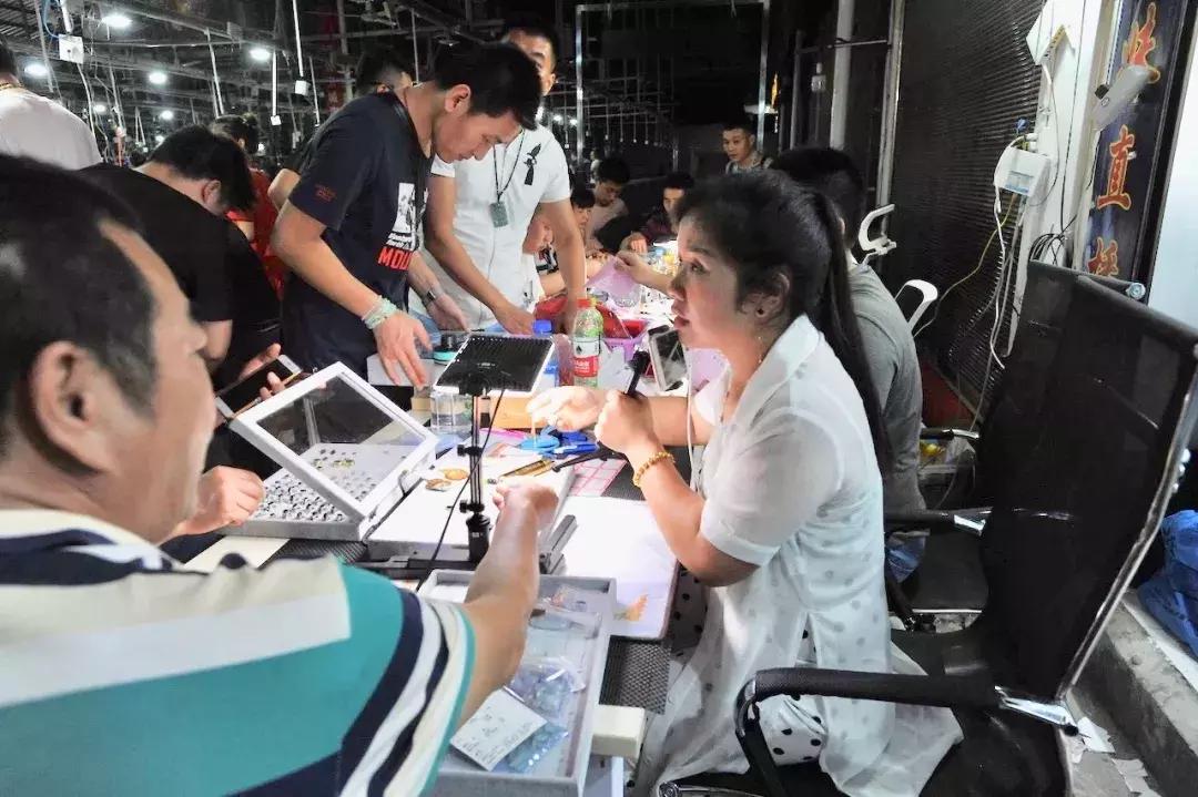 深度调查疯狂生长的翡翠直播,新疆疯狂的石头直播