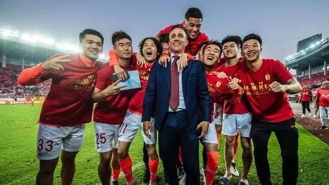 球员降薪小心翼翼空降球队踢中乙则雷厉风行足协是否存在双标？