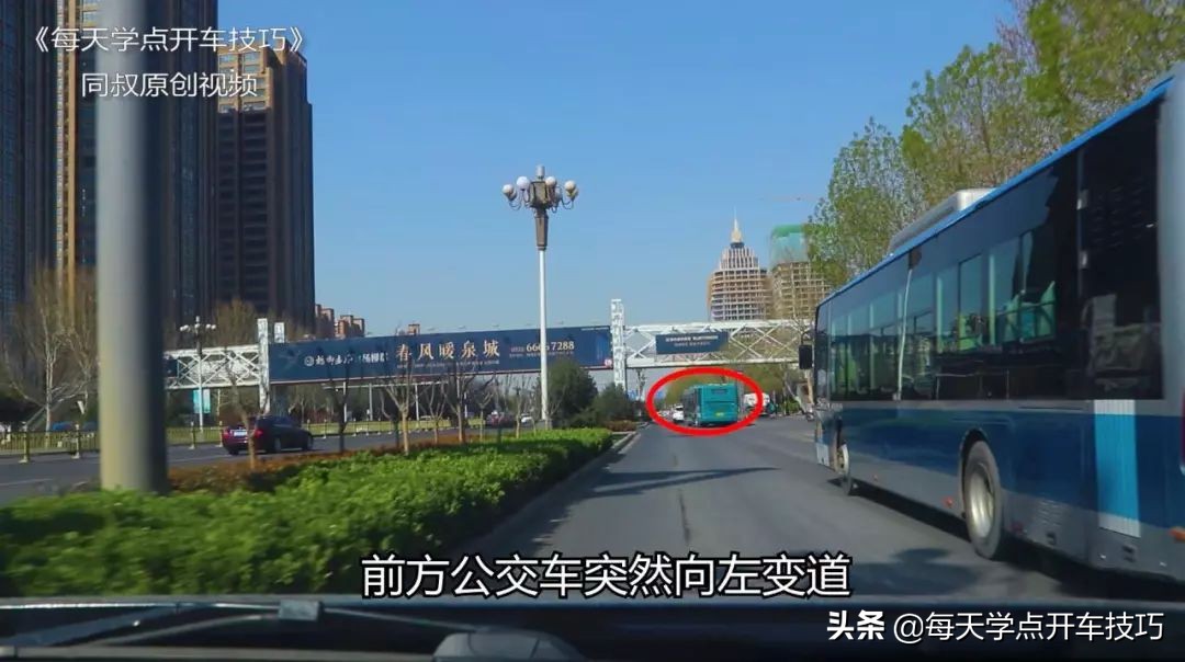 左侧第二条左转道直行扣分吗,左转道路左边没有路直行怎么罚