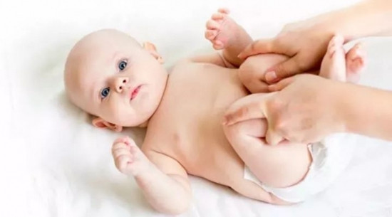 预防胀气的正确哺乳姿势,哺乳姿势不正确有什么危害