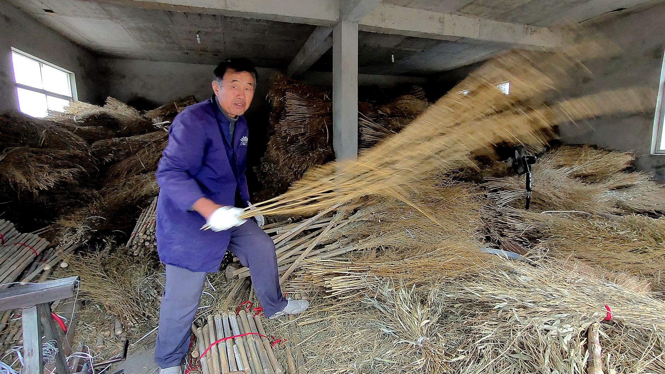 绑扫把老手艺即将失传的手艺,怎么扎竹扫把最简单方法