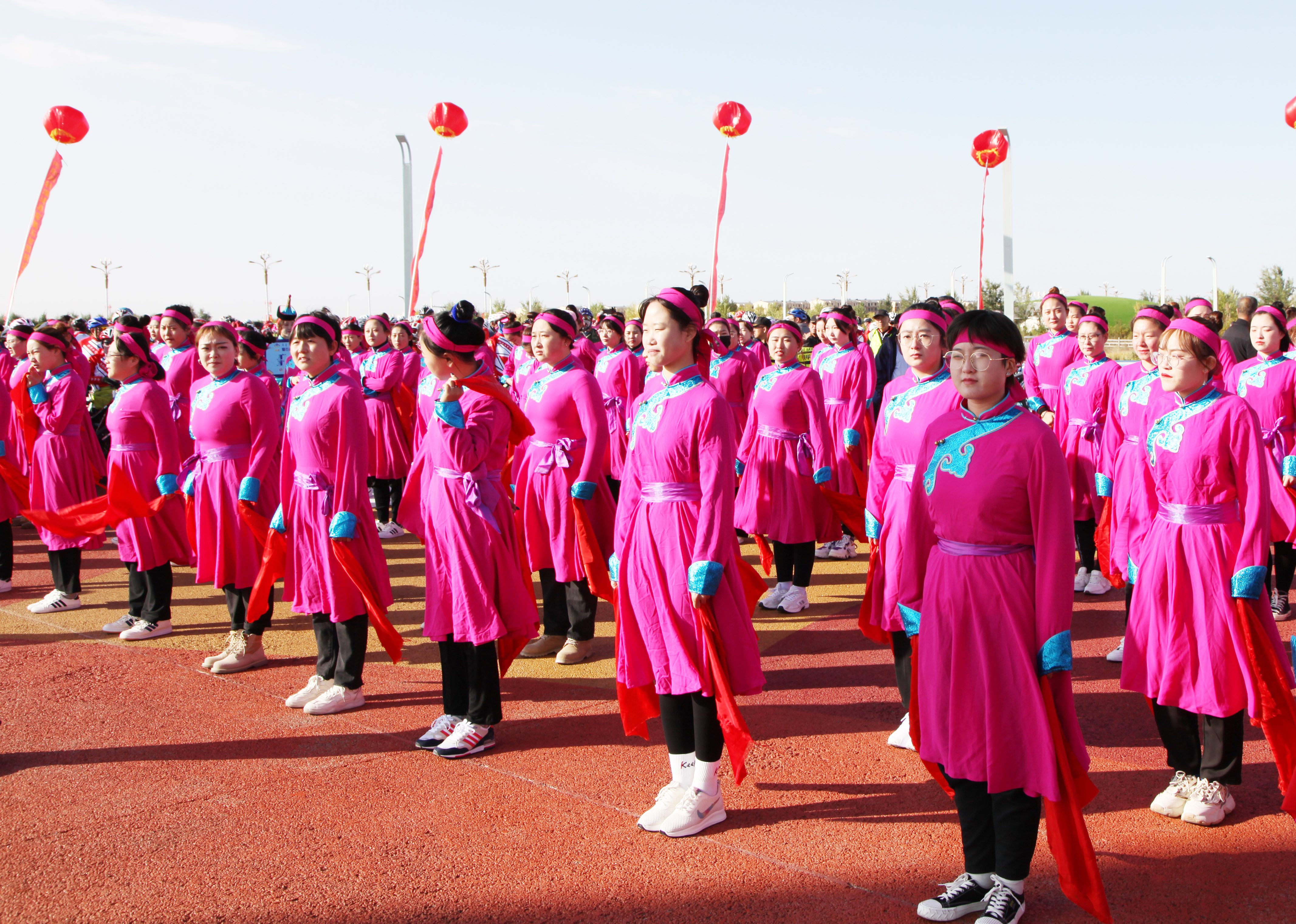 首届“骑行内蒙古畅游大草原”骑游比赛13日在呼和塔拉开赛