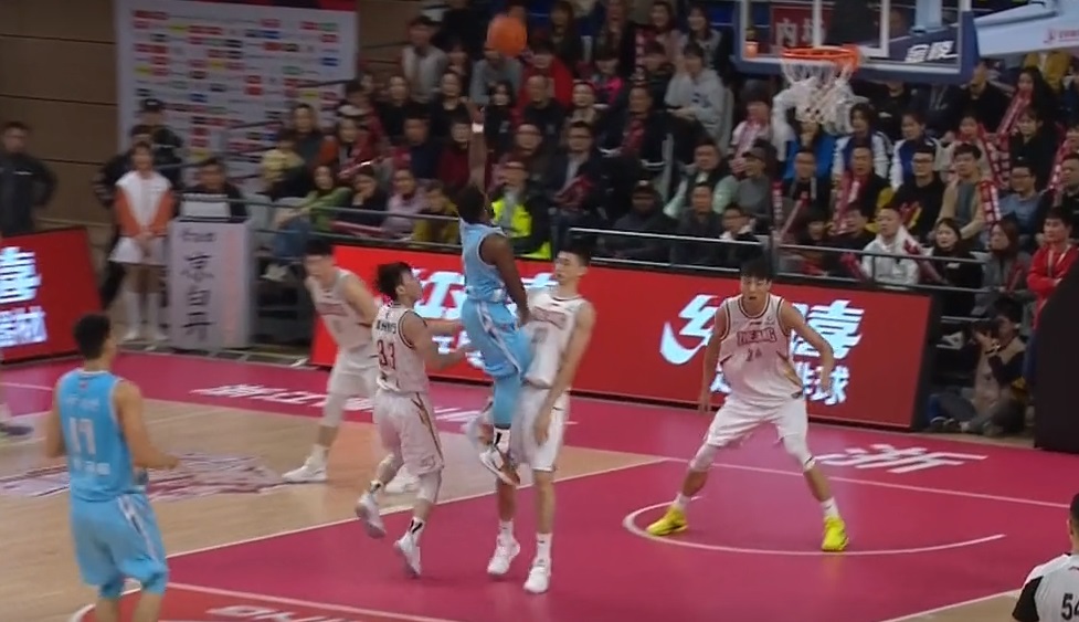 这球咋打？62声哨吹懵球员，阿的江：咋吹的？费尔德：教练忍住