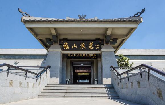 徐州十大好玩的旅游景点，龟山汉墓是西汉时期第六代君主的夫妻合葬墓，气势雄伟罕见