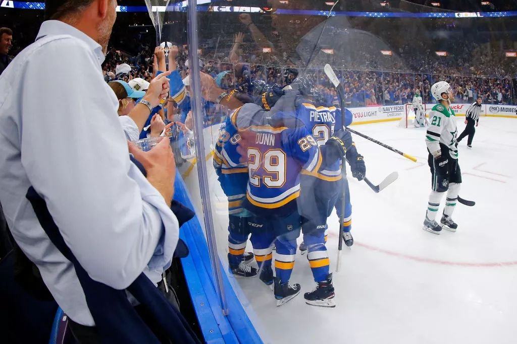 蓝调拿下球队首个斯坦利杯总冠军,奥赖利荣膺季后赛MVP