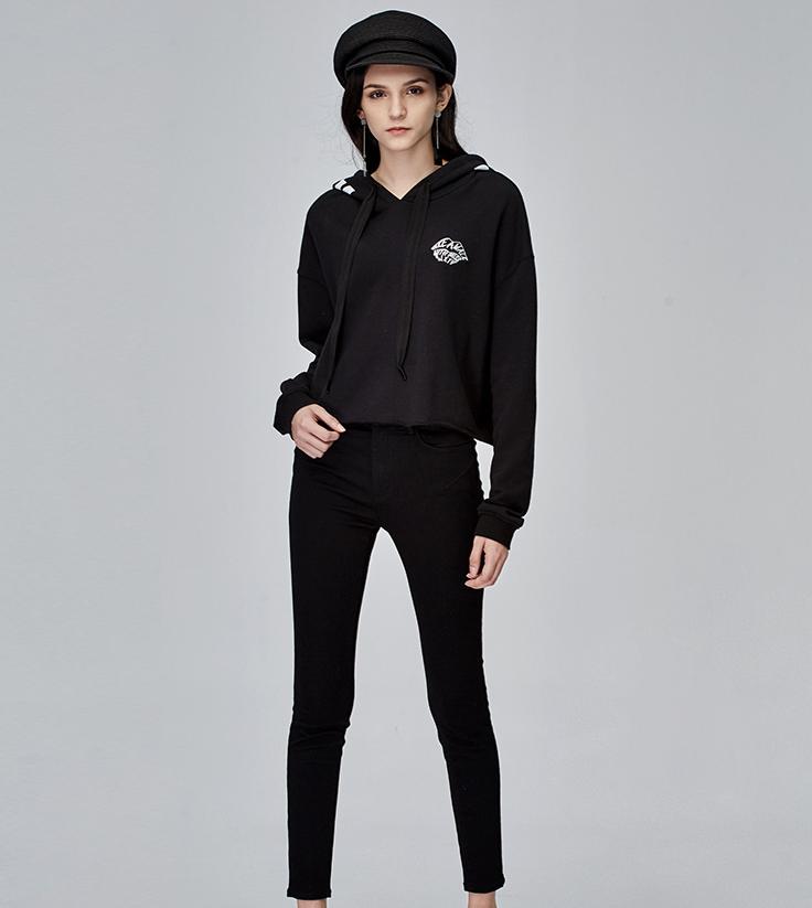 拥有纤细腿型，上宽下窄突出优势