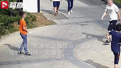 小男孩踢足球踢到小女孩,小孩在小区门口踢足球被一脚踹飞