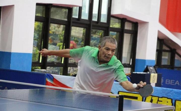 老年人打乒乓球的好处和坏处,60以上老人打乒乓球要注意事项