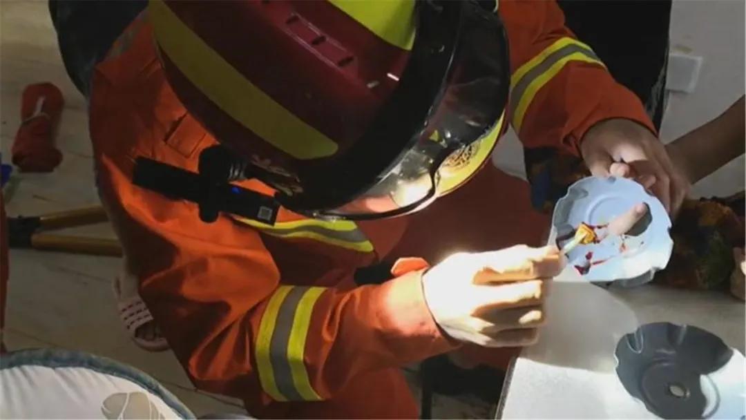 消防员解救小孩子手指被夹,消防锤子砸窗钻车内救下幼童