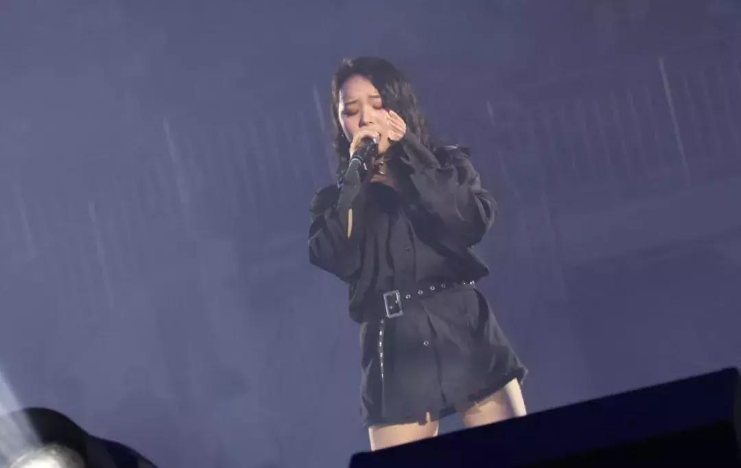 陈瑞庄心妍还有谁,庄心妍沈阳演唱会穿的红色西装