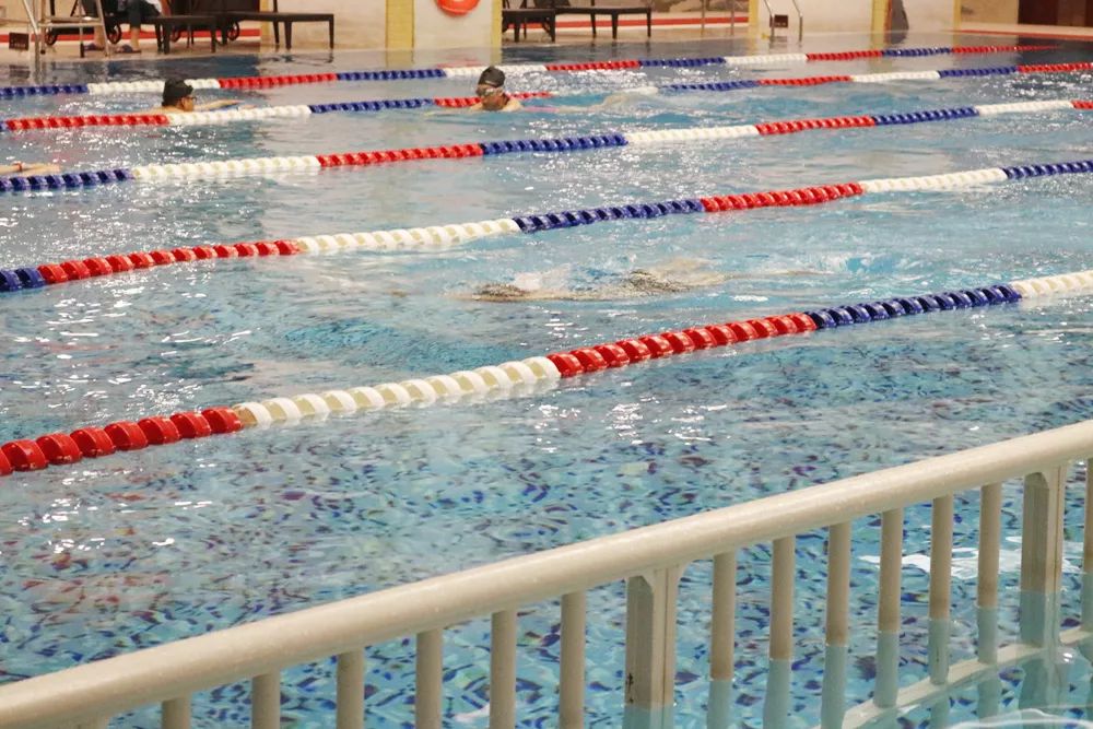 为什么游泳游得腰疼,游泳腰疼可以继续游吗