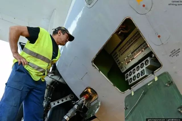 全面探索安-225，这个世上最大的飞机，32个轮子640吨起飞重量