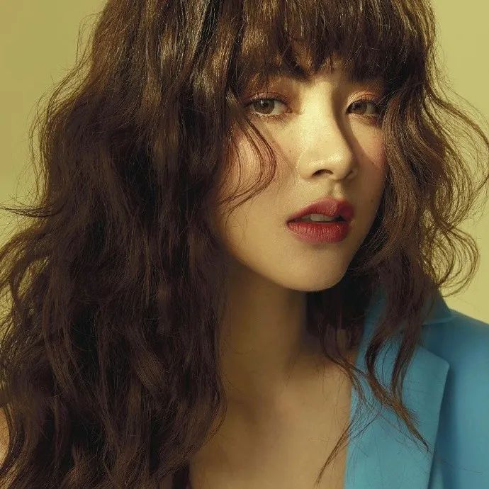 2021网红爆款发型短发戴狗啃刘海,头发2020流行发型显脸小