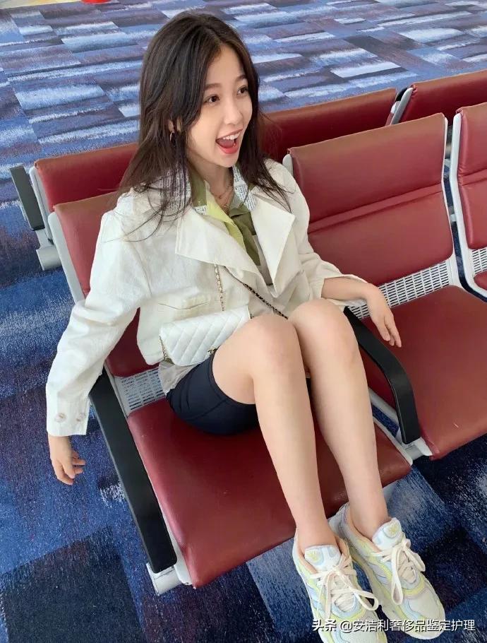 元气少女虞书欣,虞书欣日常百搭斜挎包