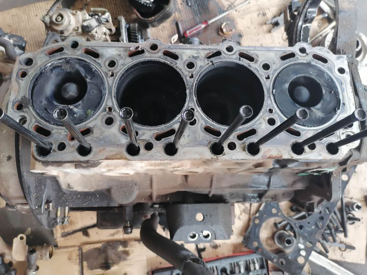 才跑4万公里货车烧机油怎么回事,发动机烧机油活塞发黑